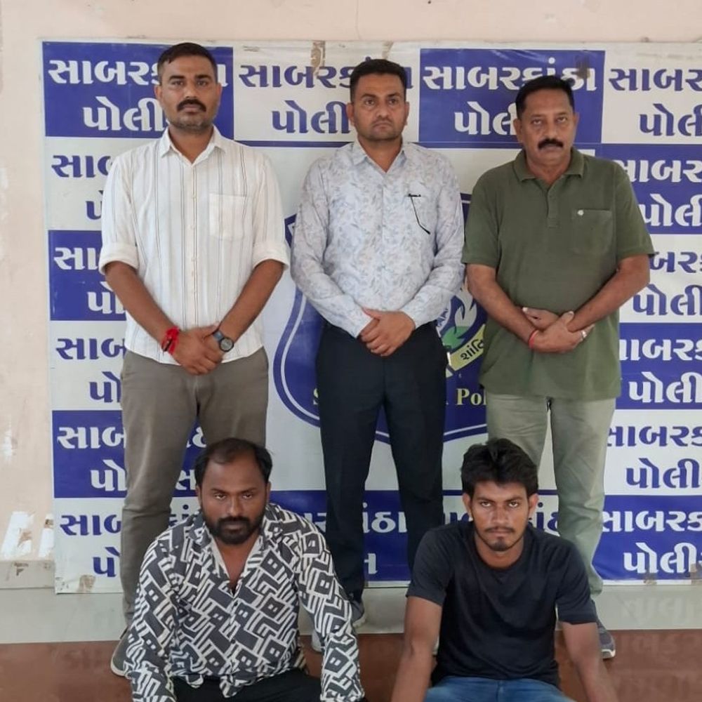 હિંમતનગર-વિજાપુર રોડ પરથી દેશી બંદૂક સાથે બે શખ્સ ઝડપાયા:સાબરકાંઠા SOGએ બંદૂક કબજે કરી બંને સામે આર્મ્સ એક્ટ હેઠળ ગુનો નોંધ્યો