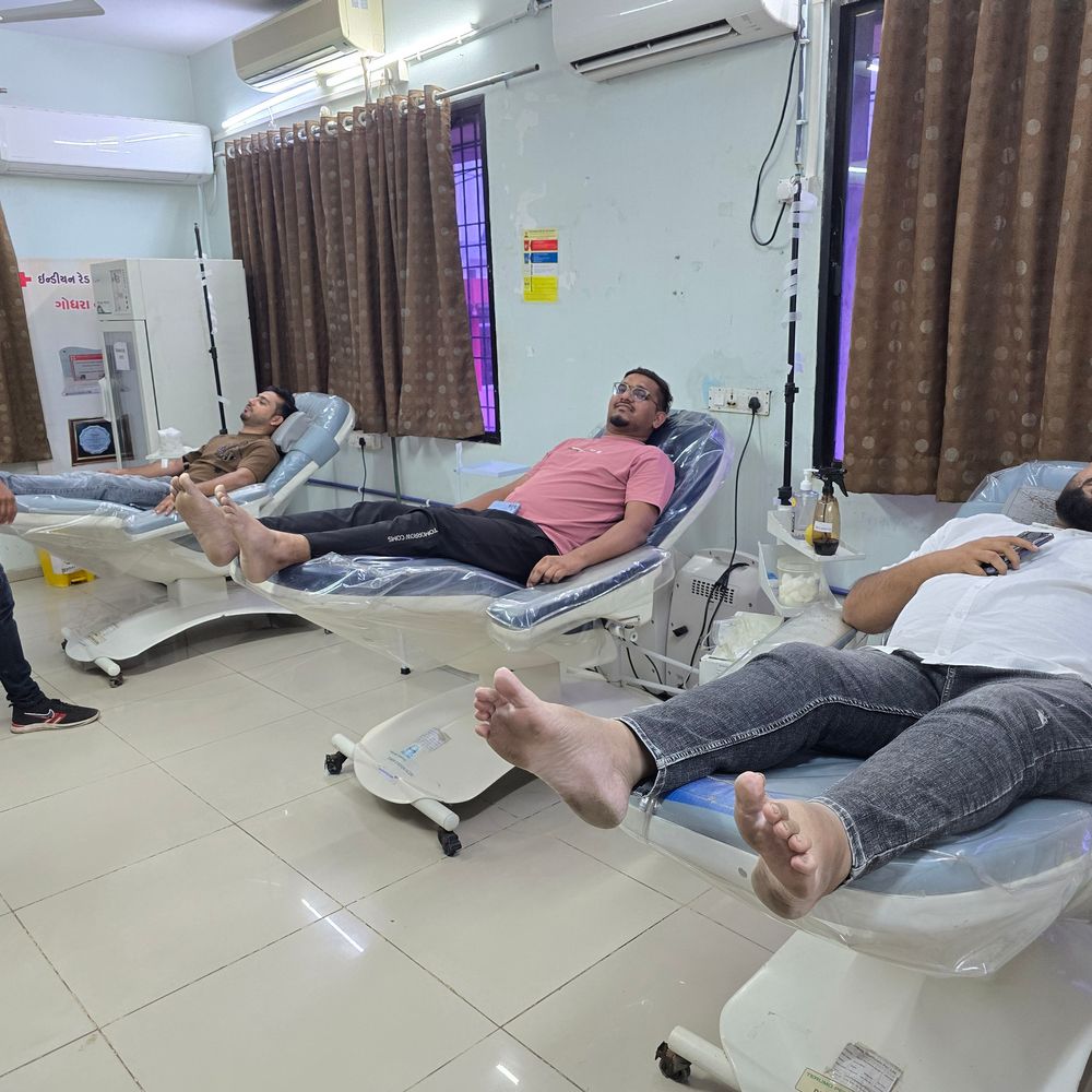 ગોધરામાં બ્લડ ડોનેશન કેમ્પમાં મોટી સંખ્યામાં લોકો જોડાયા:ઇન્ડિયન રેડ ક્રોસ સોસાયટી અને ગોધરા બ્લડ ગ્રુપ દ્વારા રક્તદાનને પ્રોત્સાહન અપાયું
