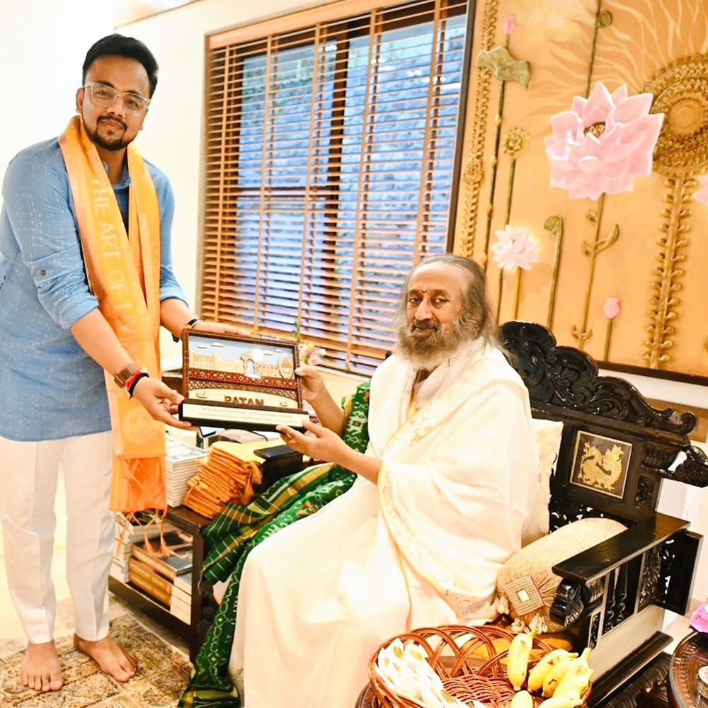 શિક્ષણવિદ્ ડૉ. જય ધ્રુવની શ્રી શ્રી રવિશંકરજી સાથે મુલાકાત:શિક્ષણ, ઇનોવેશન અને સામાજિક પ્રભાવના પ્રયાસોને ગુરુદેવના આશીર્વાદ અને પ્રશંસા મળી