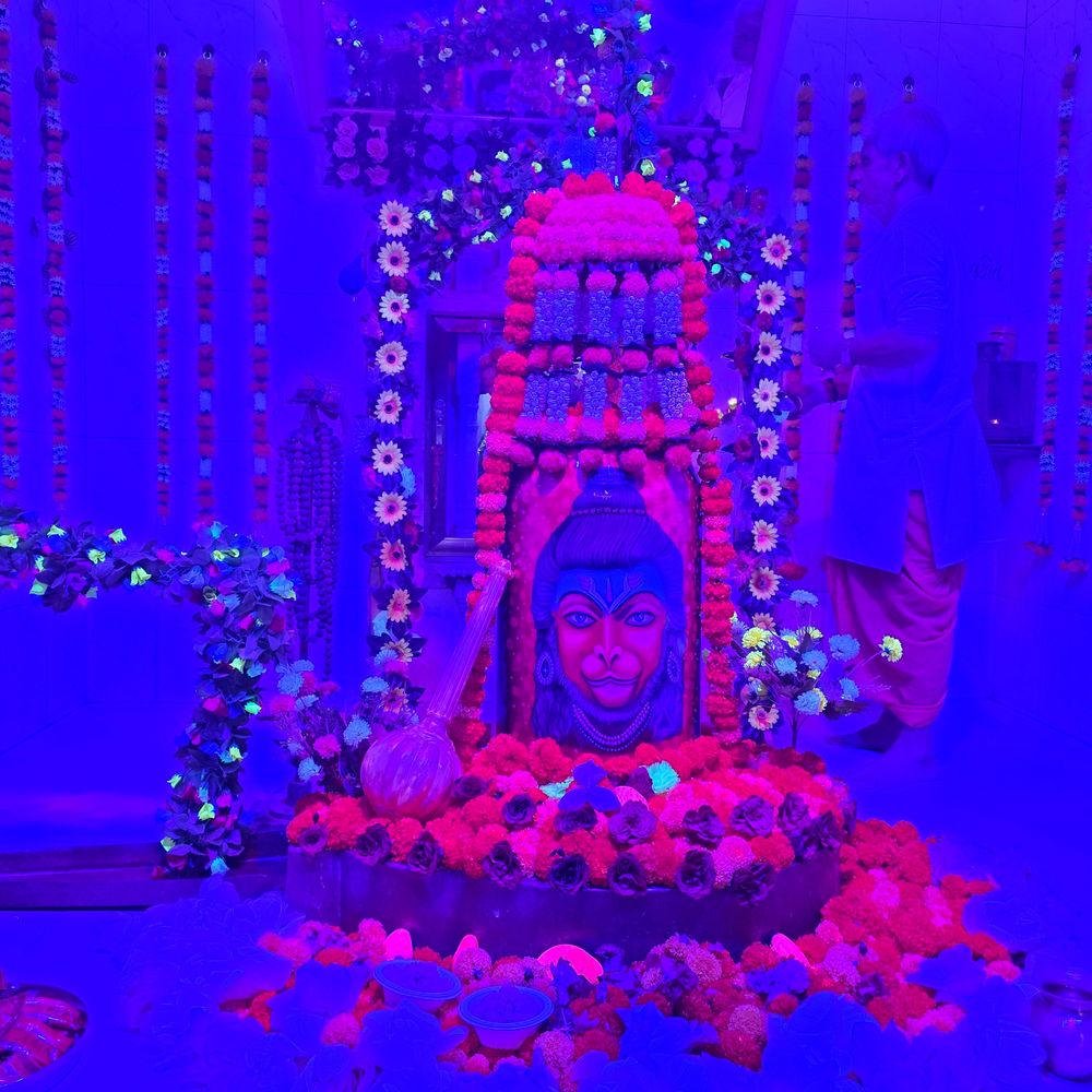 શ્રાવણના છેલ્લાં સોમવારે સાબરકાંઠાના શિવાલયો શણગારથી ઝળહળી ઉઠ્યા:રામેશ્વર મહાદેવ મંદિરે હનુમાનજીનો ભવ્ય શણગાર, વિવિધ શિવાલયોમાં અનોખો ફૂલ શણગાર