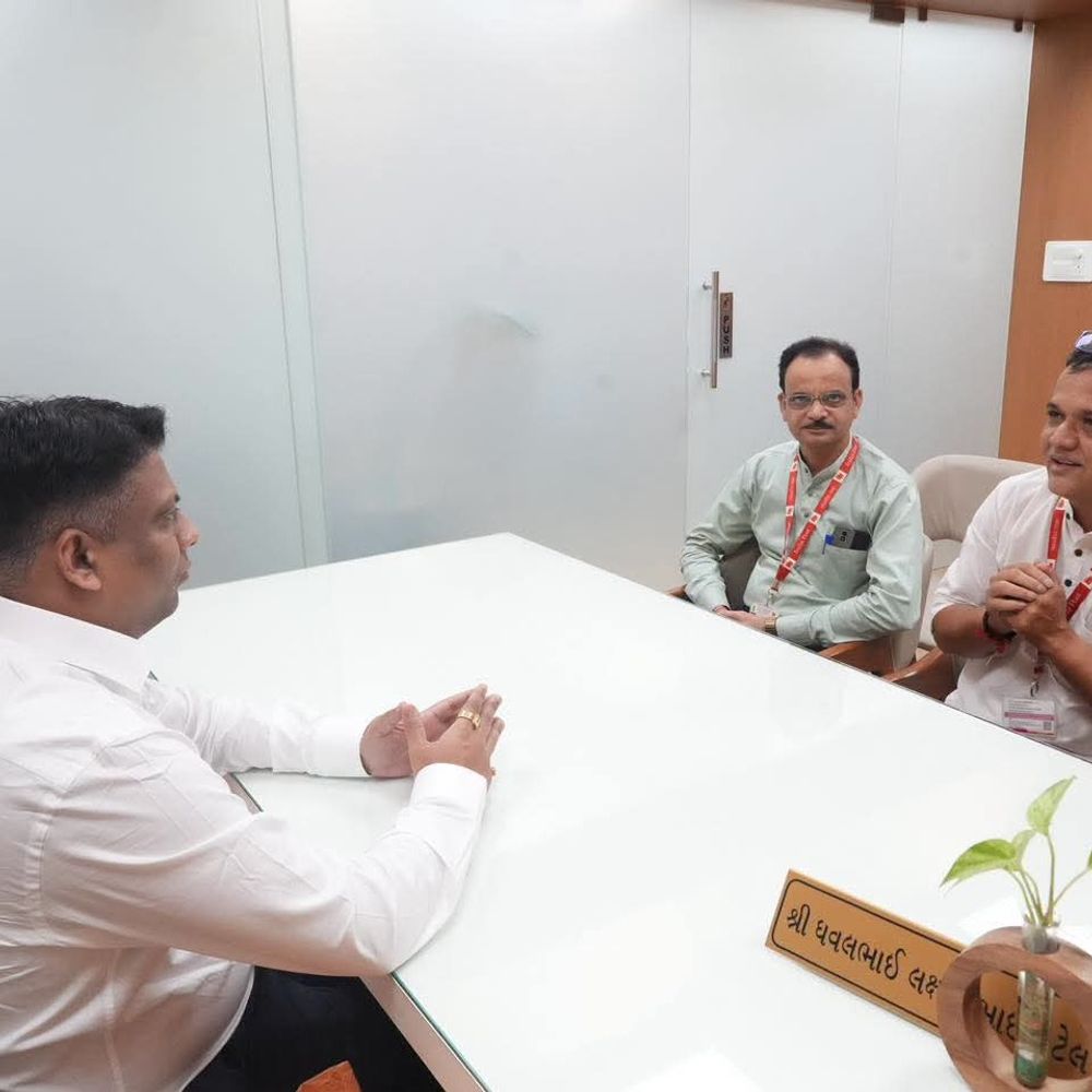 સંસદસભ્ય ધવલભાઈ પટેલે વલસાડ કાર્યાલયે નાગરિકોના પ્રશ્નો સાંભળ્યા:કાર્યકર્તાઓ સાથે મુલાકાત કરી વિવિધ મુદ્દાઓ પર ચર્ચા કરી