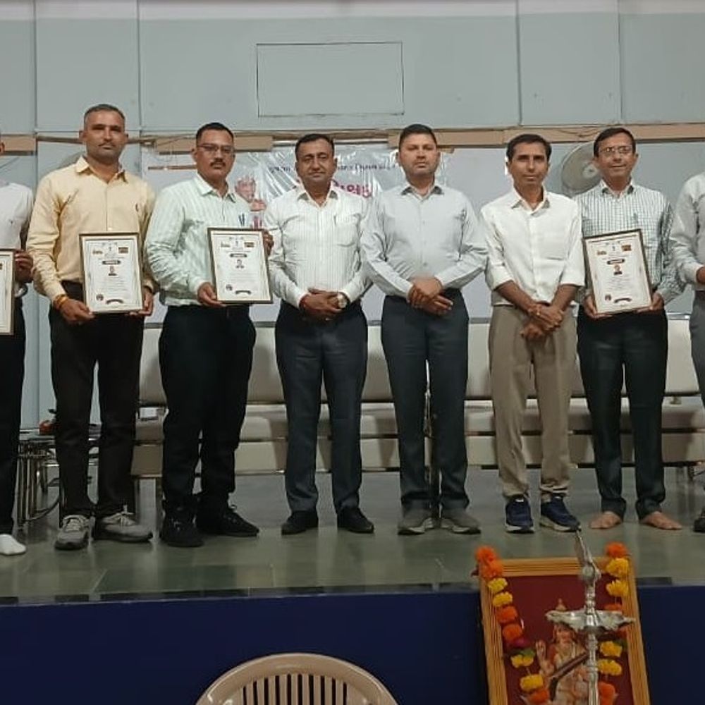 વેરાવળમાં શિક્ષક દિનની ઉજવણી, શ્રેષ્ઠ શિક્ષકોનું સન્માન કરાયું:જિલ્લા શિક્ષણાધિકારીએ શાલ, રૂમાલ, પેન અને પ્રમાણપત્ર આપી સન્માનિત કર્યા