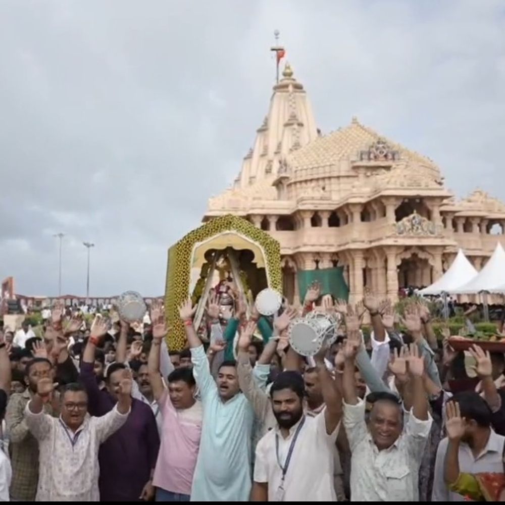 અંતિમ શ્રાવણ સોમવારે 1.30 લાખથી વધુ ભક્તોએ કર્યા સોમનાથ દર્શન:90 ધ્વજાપૂજા, 88 સોમેશ્વર પૂજા અને મહામૃત્યુંજય યજ્ઞમાં 25 હજારથી વધુ આહુતિ