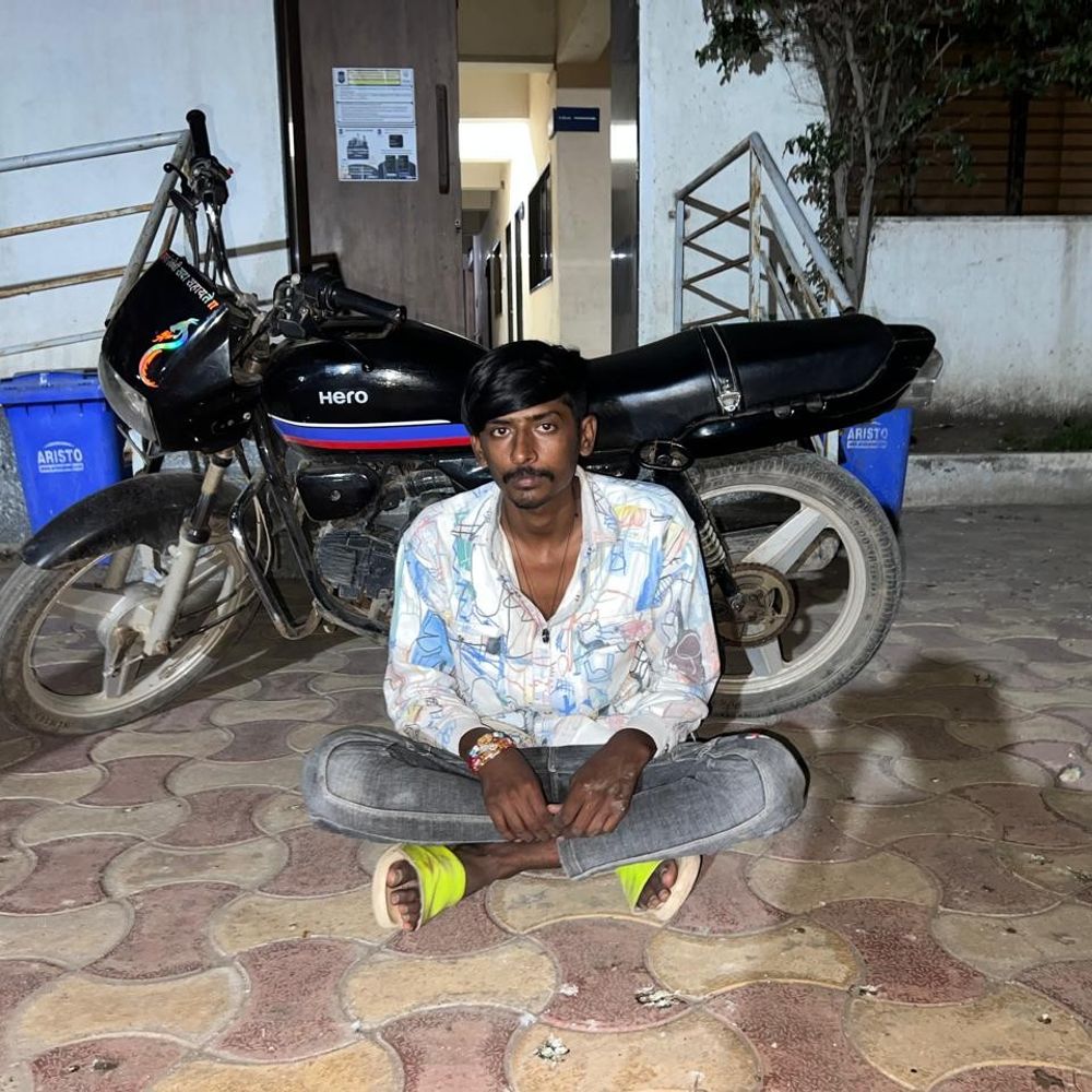 મોરબીમાં ચોરાયેલી બાઇક સાથે એક ઝડપાયો:એસ.ઓ.જી. ટીમે ત્રાજપર ચાર રસ્તા પાસેથી પકડ્યો, નંબર પ્લેટ વગરની બાઇક હતી