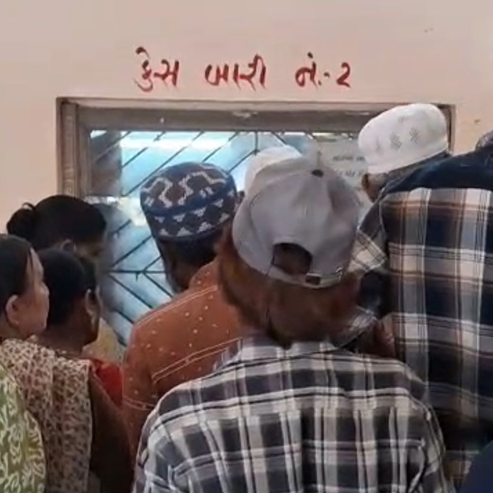 PGVCL કચેરીમાં એક જ બિલ વિન્ડો ચાલુ, ગ્રાહકોને મુશ્કેલી:દરરોજ 350-400 ગ્રાહકો ગરમીમાં લાંબી લાઈનોમાં ઊભા રહેવા મજબૂર, પાણી-પંખા પણ નથી
