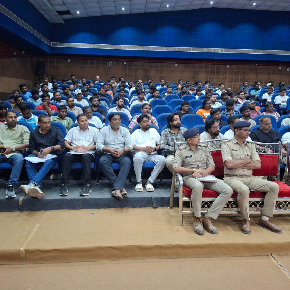 વલસાડમાં ગણેશ ઉત્સવ પહેલા શાંતિ સમિતિની બેઠક:મંડળો અને DJ સંચાલકોને કાયદા પાલનનો આદેશ, વિસર્જન માર્ગના અવરોધો દૂર કરવા રજૂઆત