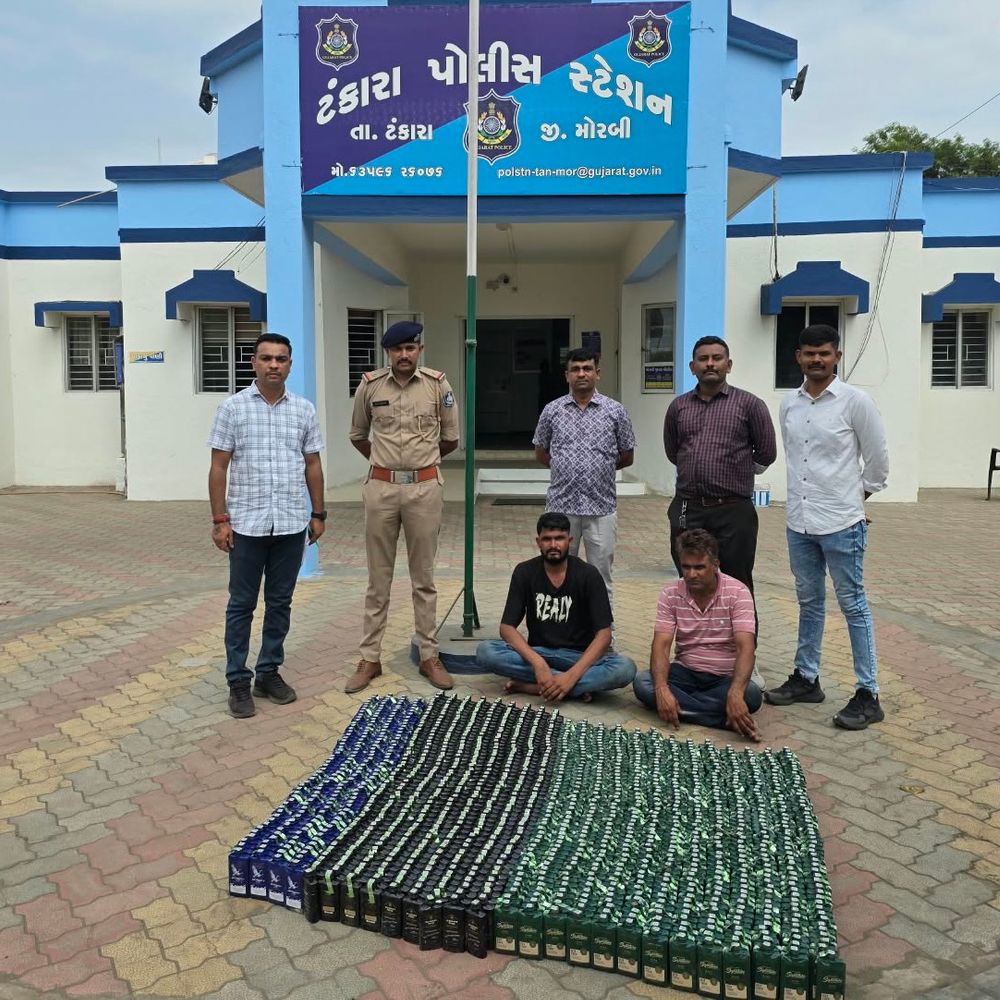 કારમાં ચોરખાનું બનાવી દારૂની હેરાફેરીનો પર્દાફાશ:ટંકારામાં બોલેરોમાંથી 1,248 બોટલ દારૂ ઝડપાયો, બે આરોપીની ધરપકડ