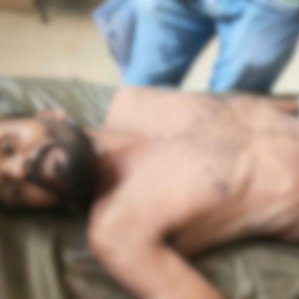 પાટણના મીઠી વાવડી ગામે થાંભલા પરથી પટકાતાં અજાણ્યા વ્યક્તિનું મોત:ઓળખ ન થતાં મૃતદેહ પોસ્ટમોર્ટમ બાદ કોલ્ડ સ્ટોરેજમાં રખાયો, પોલીસ પરિવારની શોધમાં