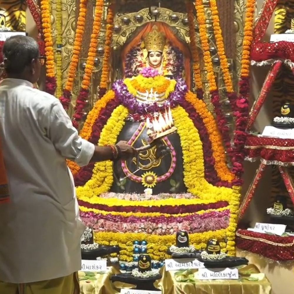 સોમનાથ મહાદેવને દ્વાદશ જ્યોતિર્લિંગ શૃંગાર કરાયો:ગર્ભગૃહમાં 11 શિવલિંગ સ્થાપી બારેય જ્યોતિર્લિંગનું દિવ્ય સ્વરૂપ અપાયું, ‘હર હર મહાદેવ’ના નાદથી મંદિર ગુંજી ઉઠ્યું