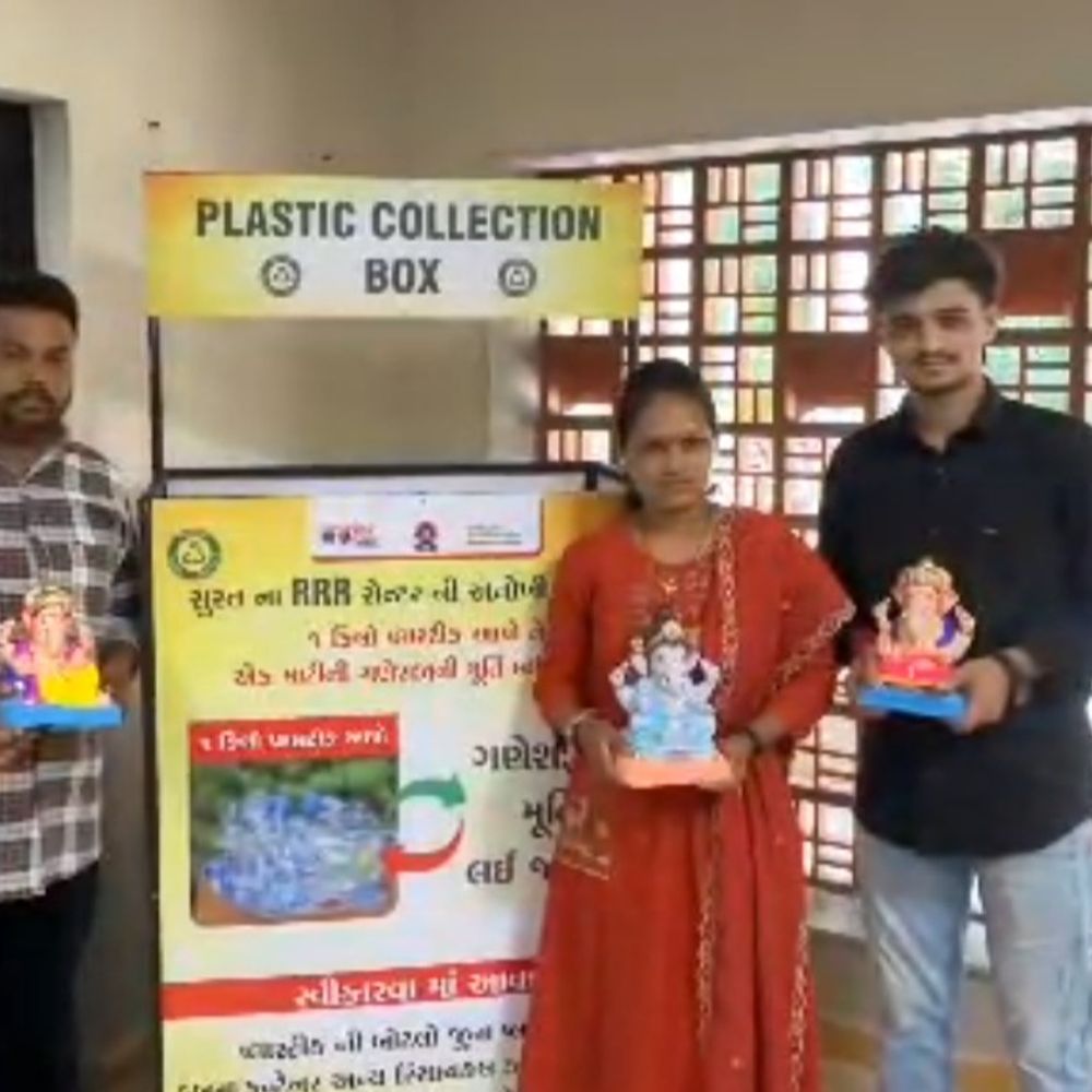1કિલો પ્લાસ્ટિક જમા કરી માટીના ગણેશજી લેવા સુરતીઓનો ઉત્સાહ:700 મૂર્તિઓ ગણતરીના દિવસોમાં પૂર્ણ થતાં તંત્ર દોડતું થયું, ઉત્સાહ જોઈ વધુ 500 પ્રતિમાઓનો તાબડતોબ નવો ઓર્ડર આપવો પડ્યો