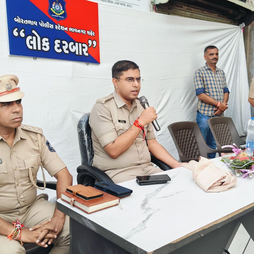કુંભારવાડામાં પોલીસનો લોકદરબાર યોજાયો:એસપી નીતેશ પાંડેયે લોકોની સમસ્યાઓ સાંભળી, સ્થાનિકોની સમસ્યાઓ અને સુરક્ષા મુદ્દે ચર્ચા