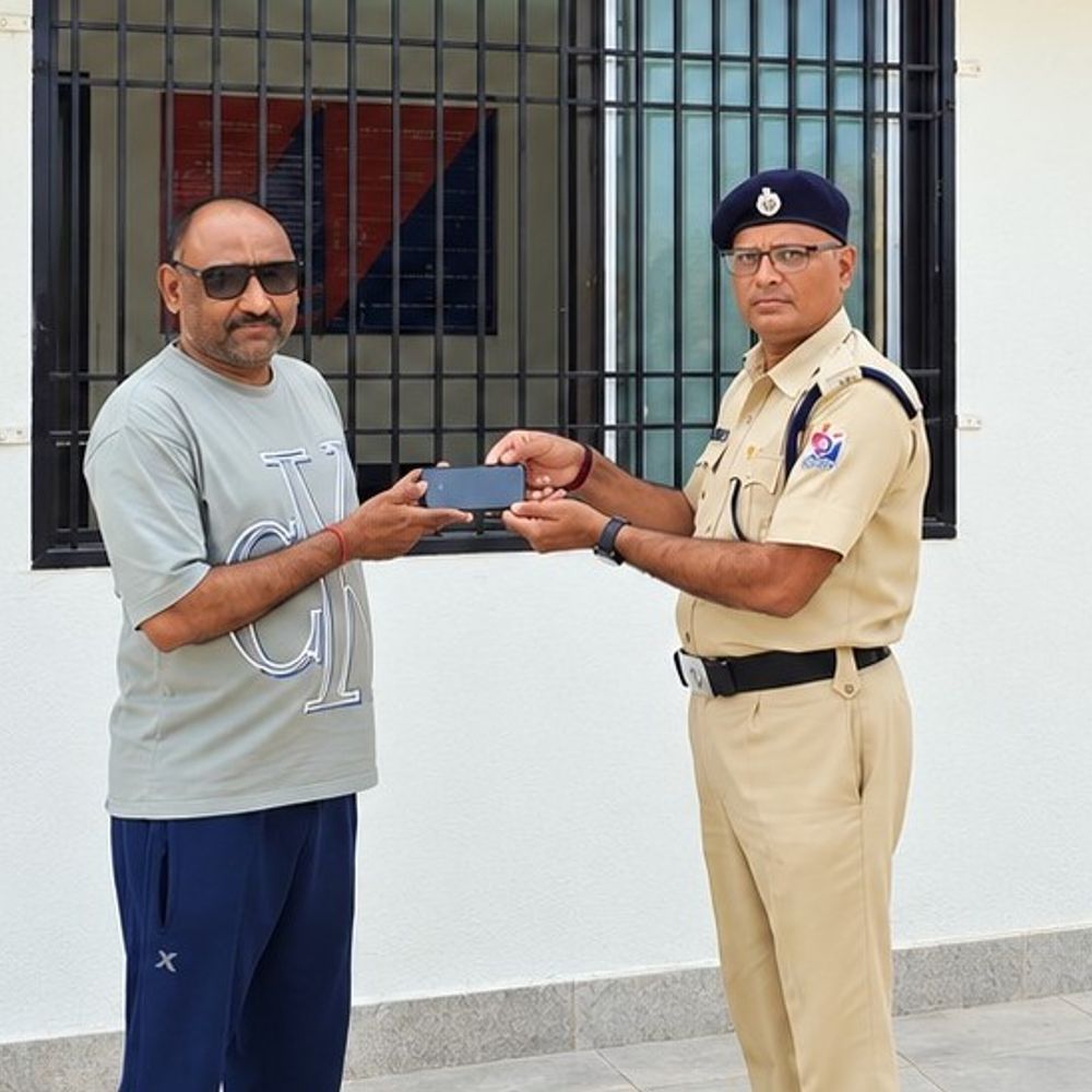 RPF એ યાત્રીનો ₹1.40 લાખનો iPhone સુરક્ષિત પરત કર્યો:ભાવનગર મંડળ RPFની સતર્કતાથી ઓપરેશન ‘અમાનત’ હેઠળ ફોન મિત્રને સોંપાયો