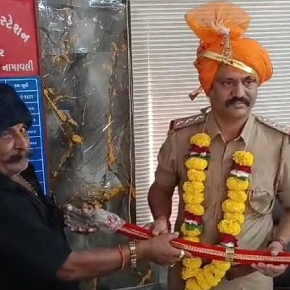 ભાવનગરમાં કાજલબેન હત્યા કેસના આરોપીને ઝડપી પાડનાર PIનું સન્માન:બોટાદના ગૌરક્ષક સામતભાઈ જેબલીયા અને ટીમે રજવાડી તલવાર આપી સન્માન કર્યું