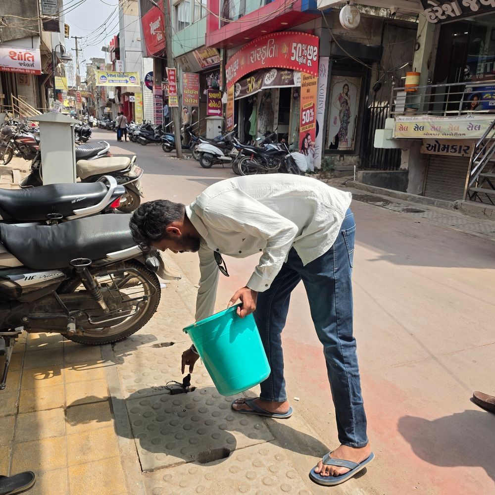 હિંમતનગરમાં વેપારીઓના વિરોધ બાદ ટ્રેન્ચમાં દવાનો છટકાવ શરૂ:ગાંધી રોડ અને નવા બજારમાં આરોગ્ય વિભાગે ઓઇલ બોલ નાખ્યા