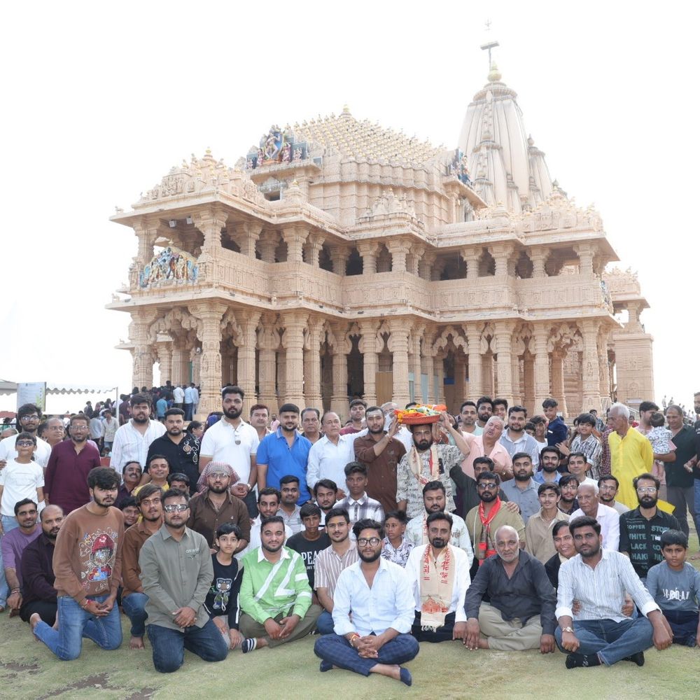 વેરાવળના સિંધ સમાજે સોમનાથ મહાદેવને ધજા અર્પણ કરી:લાલસાંઈ ફાઉન્ડેશન અને ગુરુનાનક કીર્તન મંડળી દ્વારા ધ્વજારોહણ, શોભાયાત્રામાં મોટી સંખ્યામાં લોકો જોડાયા