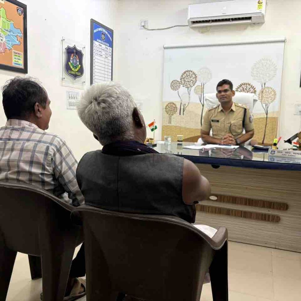 બાબરામાં SP સંજય ખરાતે 10 અરજદારો સાથે સીધો સંવાદ કર્યો:વાર્ષિક તપાસણી દરમિયાન પોલીસ કામગીરીની ગુણવત્તા અને પારદર્શિતા ચકાસી