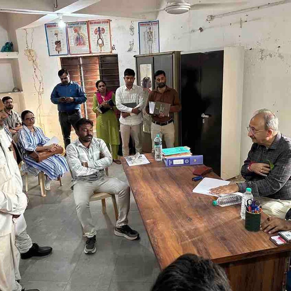 કલેક્ટરે કોઠા વિરડી ગામમાં દફતર તપાસ્યા:સરકારી જમીન પરના દબાણો શોધવા સૂચના આપી, રાત્રીસભામાં લોકોના પ્રશ્નો સાંભળ્યા