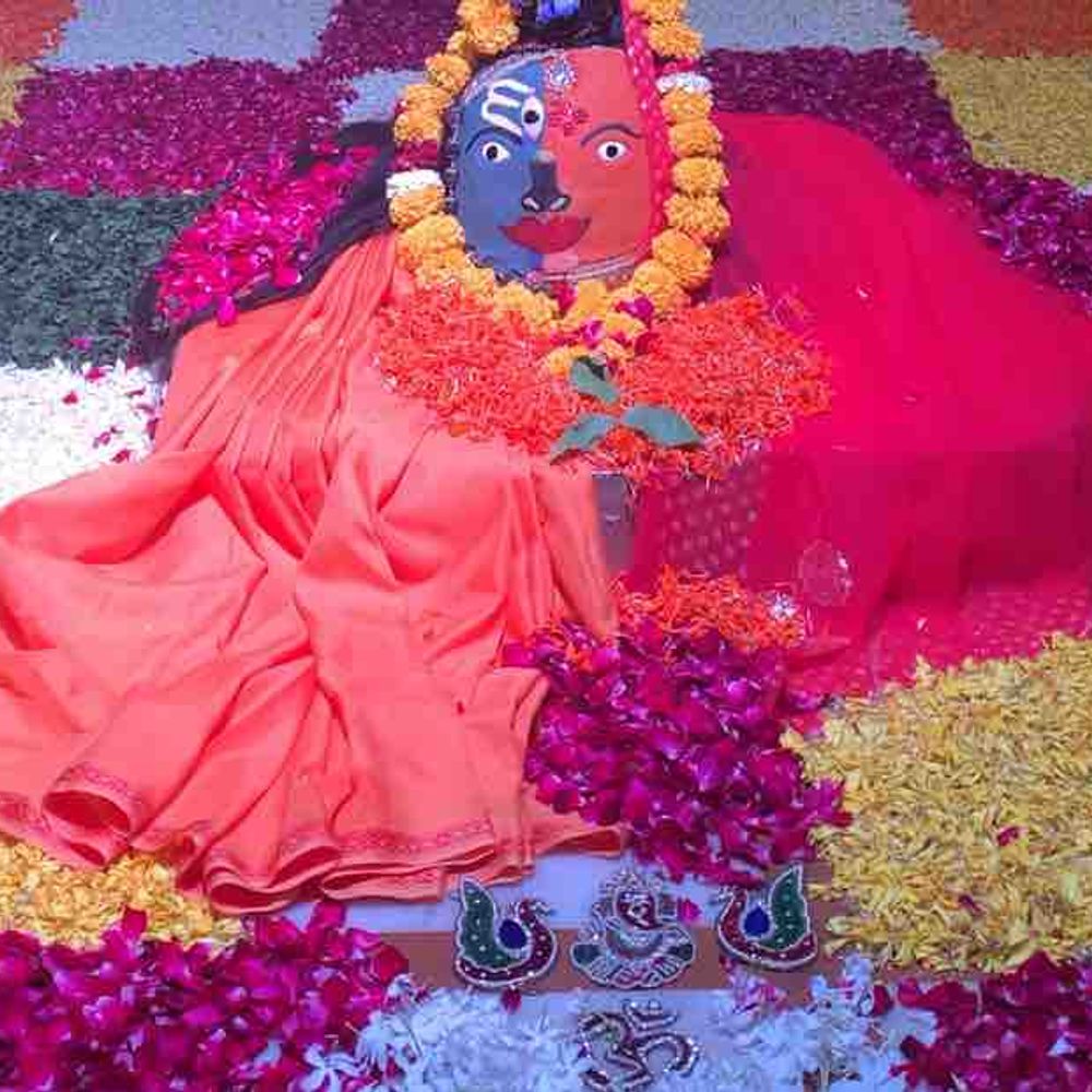 જામનગરમાં ત્રંબકેશ્વર મંદિરે અર્ધનારેશ્વર શણગાર કરાયો:છેલ્લા શ્રાવણી સોમવાર અને પવિત્ર અગિયારસ નિમિત્તે મહાઆરતી પણ યોજાઈ
