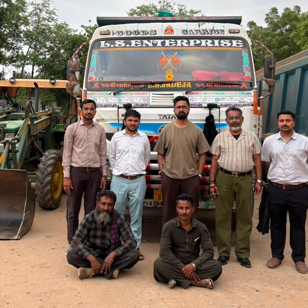 નિરોણામાં SDMની રેડ, ગેરકાયદે ખનન કરતા ટ્રક-લોડર ઝડપાયા:3000 ઘનમીટરનો ખાડો મળ્યો, 75 લાખના વાહનો જપ્ત; દંડની કાર્યવાહી થશે