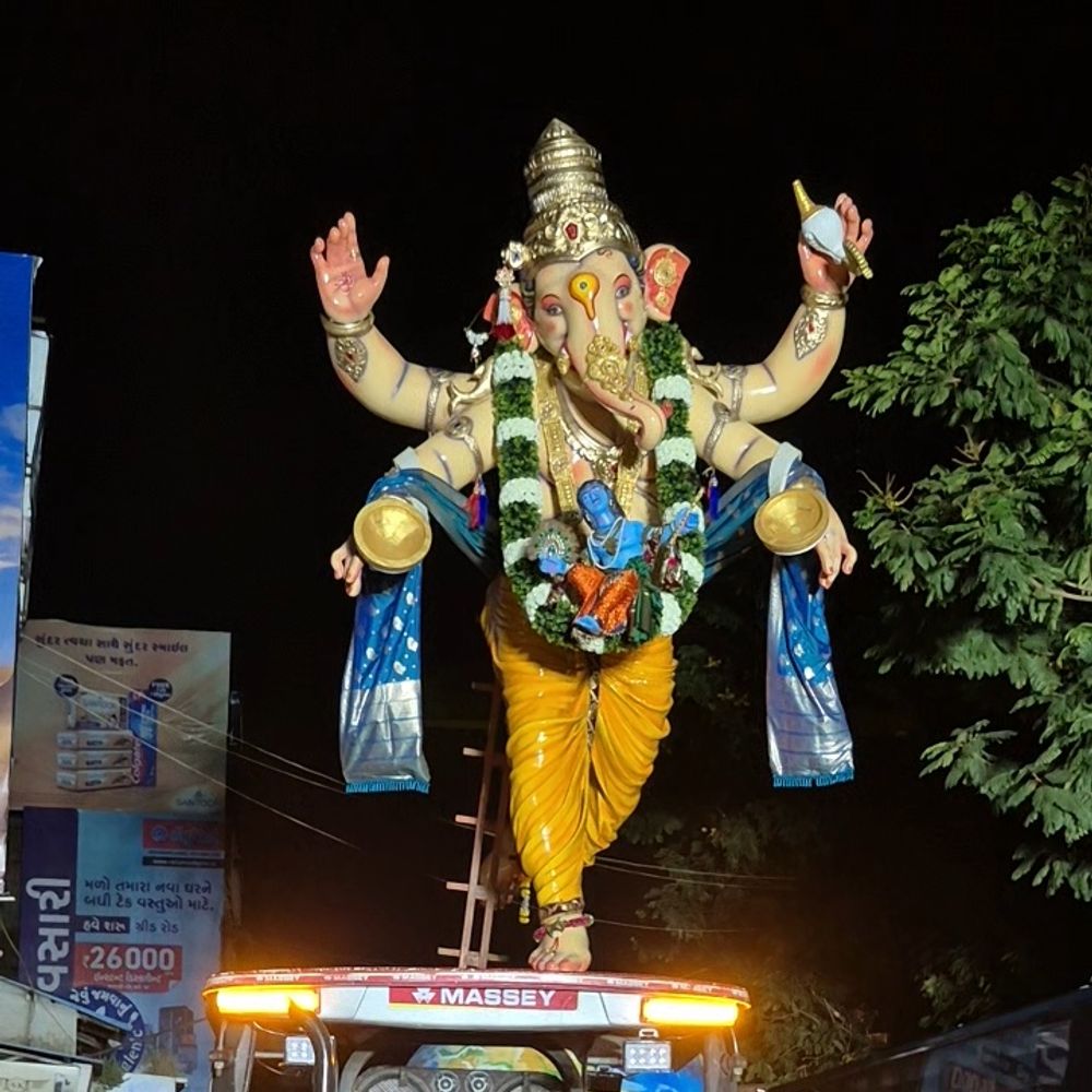 નવસારી અંબિકા ચોકમાં 33 ફૂટ શ્રીજી આગમન