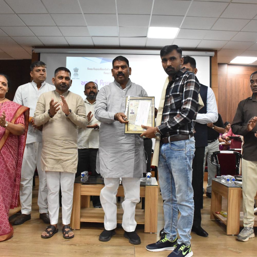 મોડાસાના રાજલી પ્રા.શાળાના શ્રેષ્ઠ શિક્ષકનું રાજ્ય કક્ષાના મંત્રી દ્વારા સન્માન
