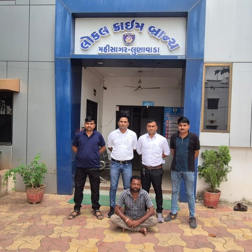 સંતરામપુર છેતરપિંડી કેસનો વોન્ટેડ આરોપી પકડાયો:મહીસાગર LCBએ ગોઠીબ ચોકડી પાસેથી જસવંત વાદીને ઝડપી સંતરામપુર પોલીસને સોંપ્યો