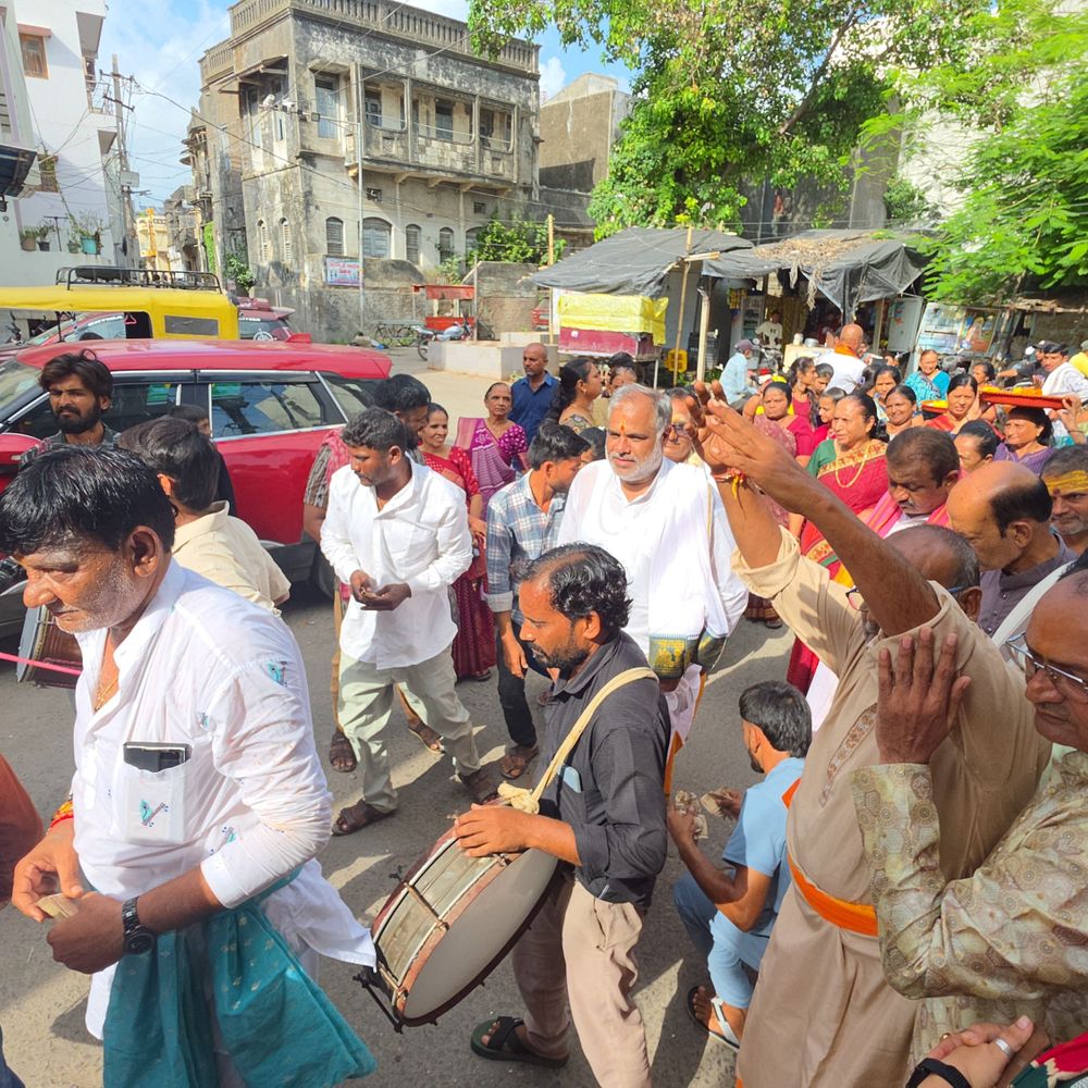શ્રાવણ માસમાં પ્રભાસ પાટણમાં બ્રહ્મ સમાજે ધ્વજારોહણ કર્યું:બાલાજી મંદિર અને સોમનાથ મહાદેવના શિખર પર નૂતન ધ્વજારોહણ, ઢોલ-શરણાઈના તાલે યાત્રા