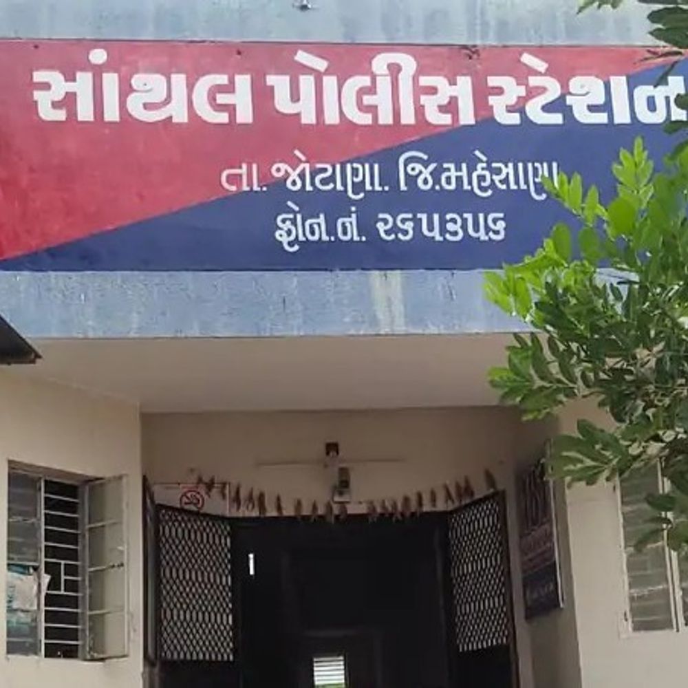પોલીસ પર દારૂ ભરેલી ફોર્ચ્યુનર ચડાવી દેવાનો પ્રયાસ:સાંથલ પોલીસ સ્ટેશન વિસ્તારમાં ફિલ્મી દૃશ્યો સર્જાયા, પોલીસના વાહનને ટક્કર મારી