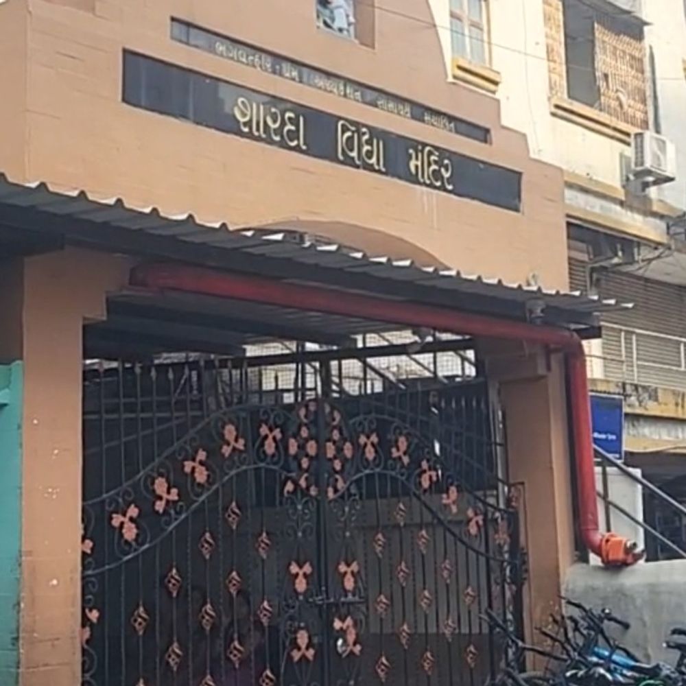 15 ટાંકા છતાં વિદ્યાર્થીને ઈજા કેવી રીતે થઈ તે રહસ્ય:શારદા વિદ્યામંદિર સ્કૂલમાં વર્ગખંડના CCTV બંધ, DEOએ બેદરકારી ગણી 10 હજારનો દંડ કેમ ન કરવો તેનો ખુલાસો માંગ્યો