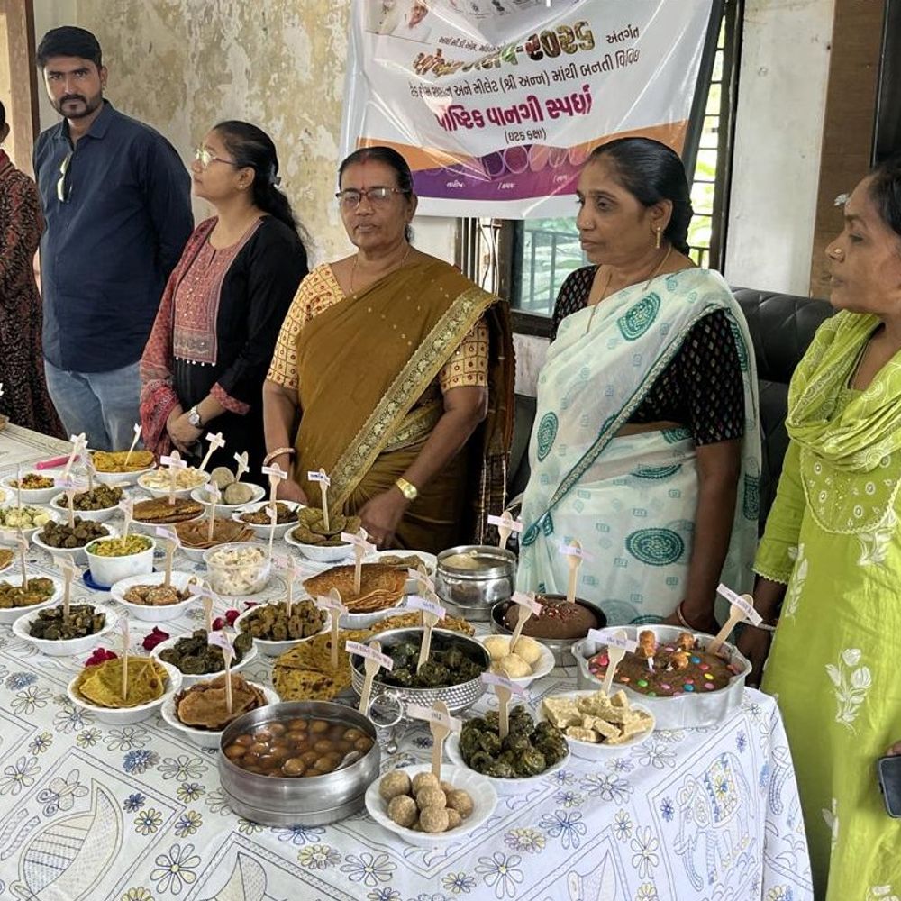લીમખેડામાં પોષણ ઉત્સવ યોજાયો: આંગણવાડી કાર્યકરો અને મહિલાઓ જોડાઈ:કુપોષણ નાબૂદી માટે સ્થાનિક ધાન્ય અને વાનગીઓનું પ્રદર્શન કરાયું