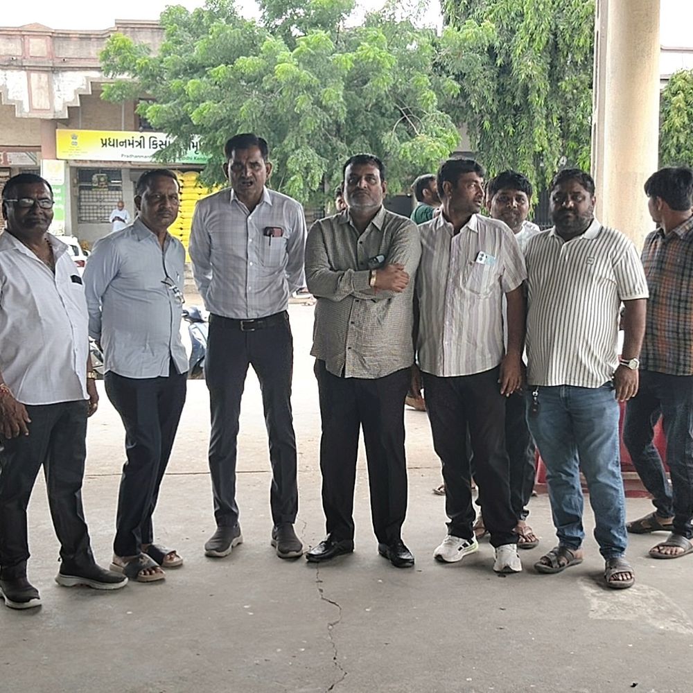 મોરબી માર્કેટિંગ યાર્ડની ચૂંટણી માટે મતદાન શરૂ:ખેડૂત પરિવર્તન અને સહકાર પેનલ વચ્ચે સીધી ટક્કર, રાજકીય-સહકારી આગેવાનો મતદાન મથકે હાજર