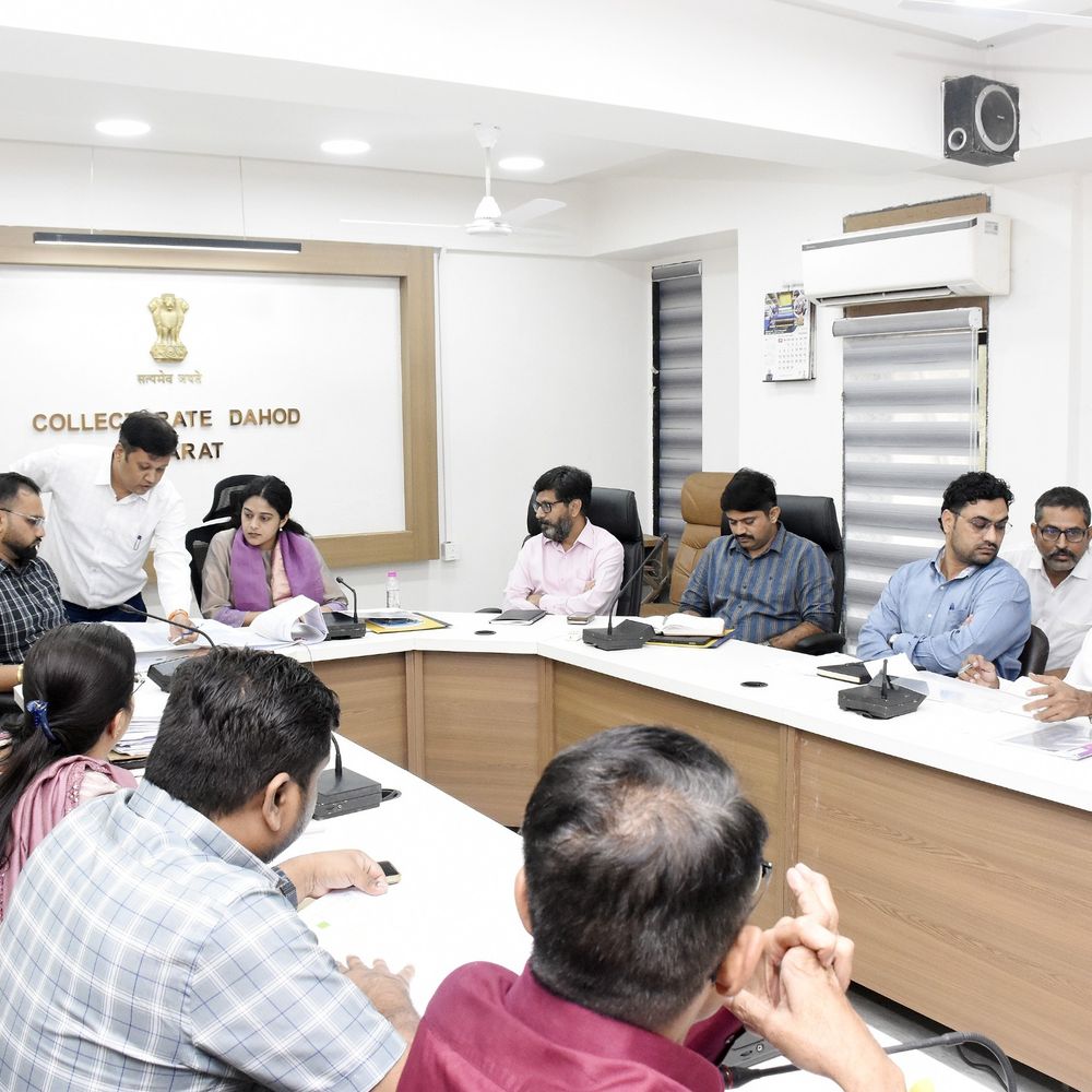 દાહોદમાં કલેક્ટરે આરોગ્ય કેન્દ્રો માટે જમીન ફાળવણી ઝડપી કરવા આદેશ:ગ્રામીણ-આદિવાસી વિસ્તારોમાં હેલ્થ ઈન્ફ્રાસ્ટ્રક્ચર મજબૂત કરવા બાકી અરજીઓનો ઝડપી નિકાલ કરવા સૂચના