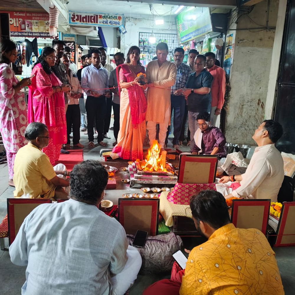 પાટણના દિવ્ય આશિષ કોમ્પલેક્ષમાં વેપારીઓએ હવનનું આયોજન કર્યું:શ્રાવણ વદ-12 ના દિવસે ભોજન પ્રસાદ સાથે સમૂહ એકતાનો સંદેશ અપાયો