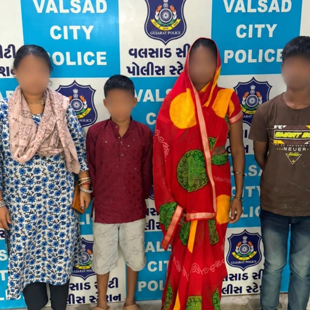 વલસાડથી ગુમ બે માસૂમ બાળકો દમણથી હેમખેમ મળ્યા:CCTV અને હ્યુમન સોર્સની મદદથી પોલીસે ગણતરીના કલાકોમાં પરિવાર સાથે મિલાપ કરાવ્યો