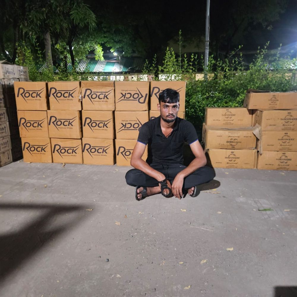 ભરૂચમાં સ્ટેટ મોનીટરીંગ સેલે 52 લાખનો દારૂ ઝડપ્યો:દિલ્હી-મુંબઈ એક્સપ્રેસ હાઇવે પરથી એક પકડાયો, ભાવનગર લઠ્ઠાકાંડ બાદ કાર્યવાહી