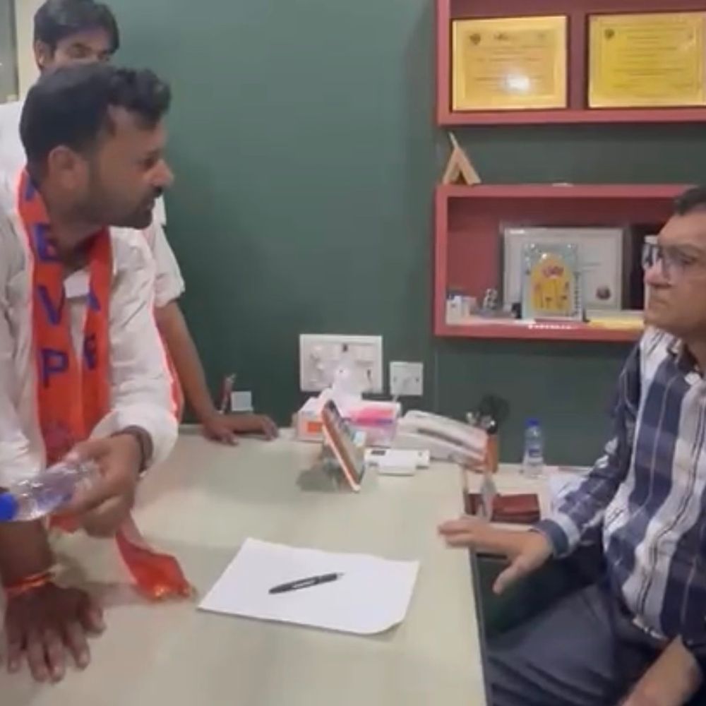 સુરતની વનિતા વિશ્રામ યુનિવર્સિટીમાં બબાલ:'75% હાજરી ફરજિયાત પણ 25% સિલેબસ પૂરો નહીં'ની રીલ બનાવનાર 3 વિદ્યાર્થિનીઓને કાઢી મુકાતા ABVPનો હોબાળો