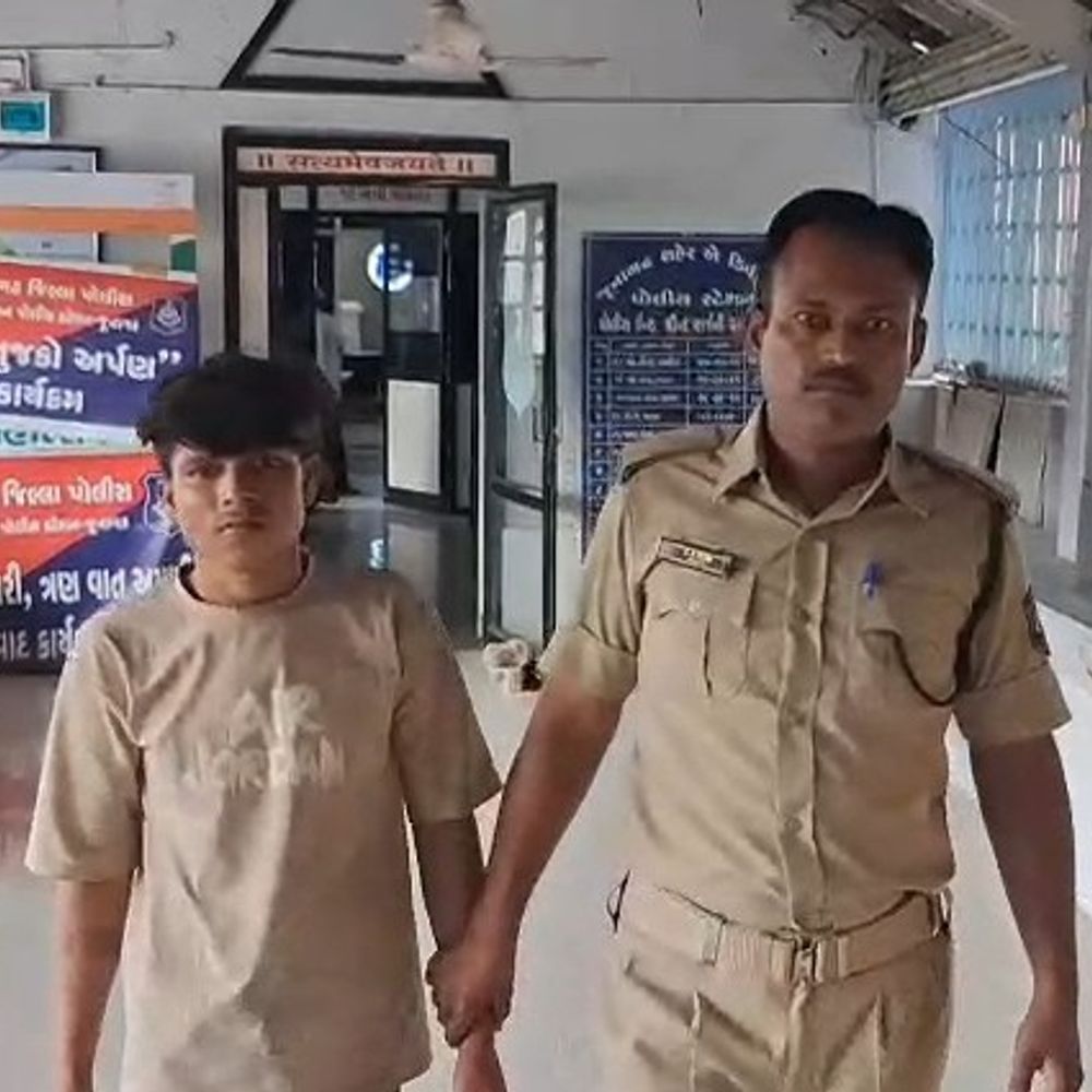 ઉપરકોટ પાસેથી ચોરીના મુદ્દામાલ સાથે આરોપી ઝડપાયો:'એ' ડિવિઝન પોલીસે વાંઝાવાડમાં મકાનનાં તાળાં તોડી ચોરી કરનાર 19 વર્ષના તસ્કરને રોકડ રકમ સાથે પકડી પાડ્યો.