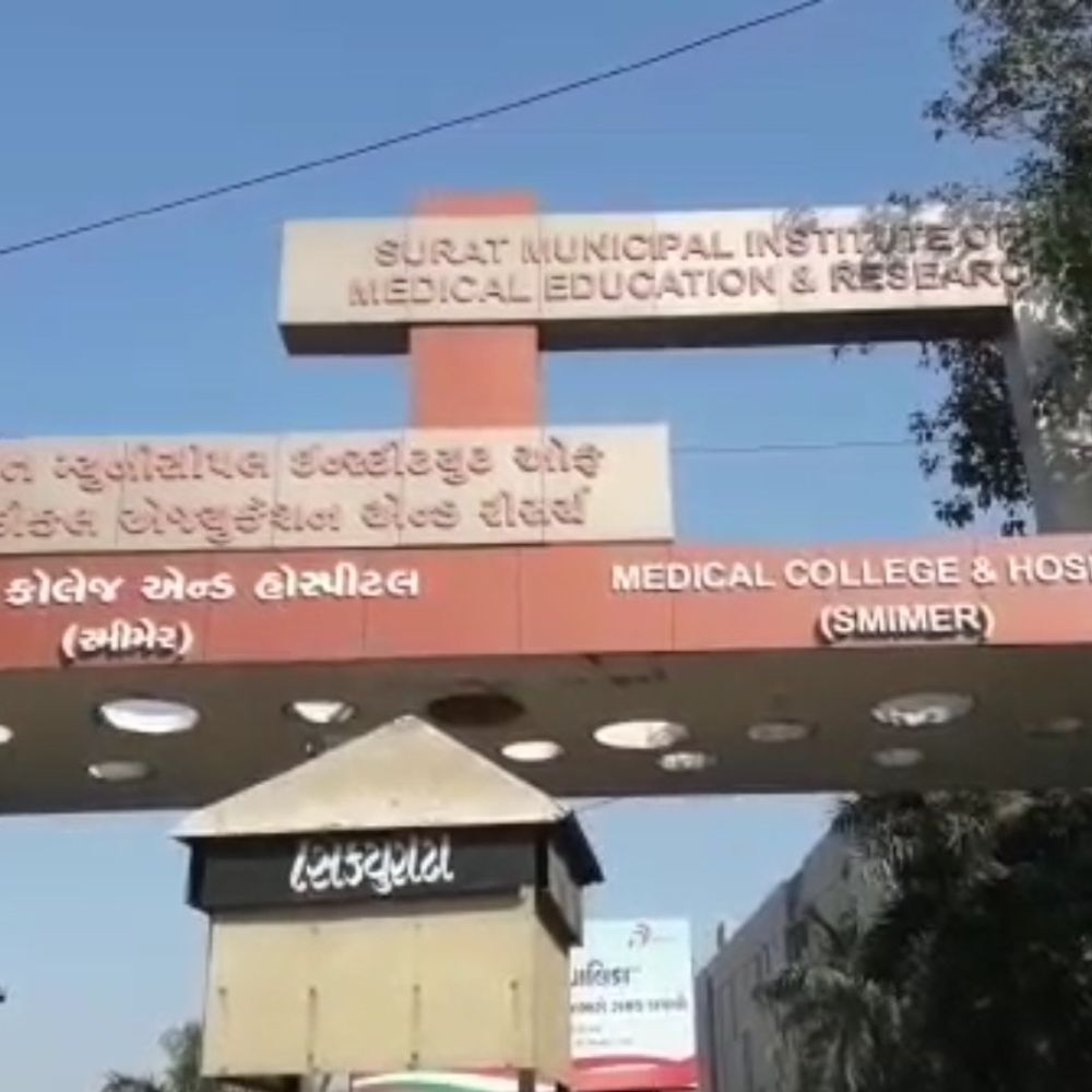 સ્મીમેર હોસ્પિટલમાં લેટલતીફ તબીબો સામે લાલ આંખ:9 વાગ્યાનો સમય છતાં 10 વાગ્યા સુધી ગાયબ રહેતા 19 તબીબોને ડેપ્યુટી કમિશનર સ્મિત લોઢાએ નોટિસ ફટકારી, હેલ્થ વિભાગમાં ફફડાટ
