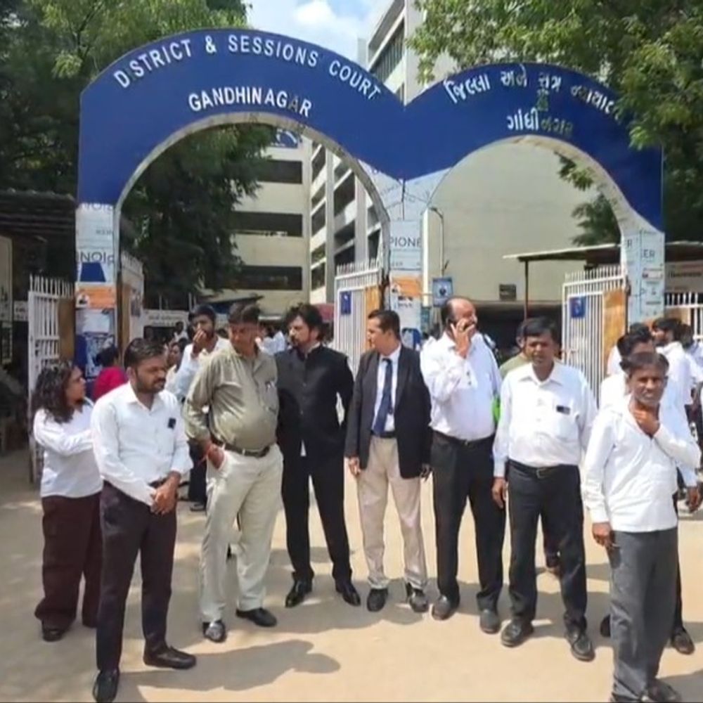 વકીલો ફરી ફફડી ઉઠ્યા:ગાંધીનગર કોર્ટને બોમ્બથી ઉડાવી દેવાની ધમકી મળતા પોલીસ કાફલો ખડકાયો