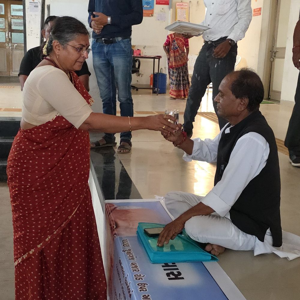 પાટણમાં ગેરકાયદે કોમ્પ્લેક્સ મામલે અનશન:ચીફ ઓફિસરે પારણા કરાવ્યાં, દુકાનદારોને 3 દિવસનું અલ્ટીમેટમ, પાર્કિંગ ખાલી નહીં કરાય તો જગ્યા સીલ કરવાની ચીમકી
