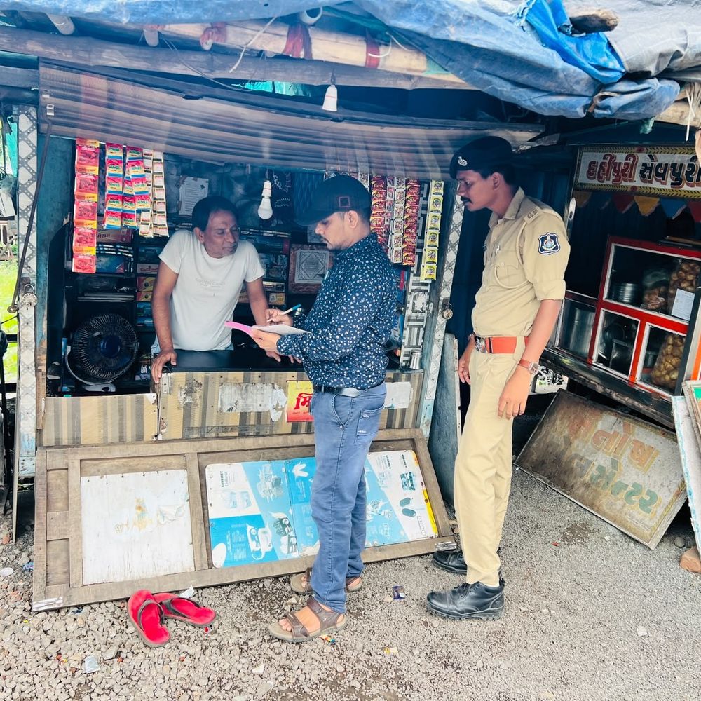 પારડીમાં તમાકુ વિરોધી ટાસ્ક ફોર્સનું સરપ્રાઇઝ ચેકિંગ:જાહેરમાં ધુમ્રપાન કરનારા અને દુકાનદારો પાસેથી ₹7,000 દંડ વસૂલાયો , 35 કેસ; શૈક્ષણિક સંસ્થાઓ નજીક તમાકુ વેચાણ સામે તંત્રની લાલ આંખ