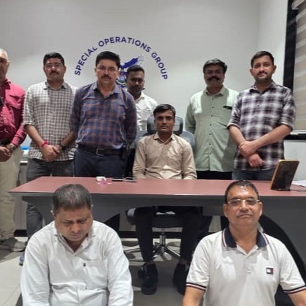 ધોરણ 10-12 પાસ બન્યા 'ડૉક્ટર':હોસ્પિટલમાં કમ્પાઉન્ડર રહી ચૂકેલા બે શખસ સુરતમાં ક્લિનિક ખોલી બેઠા, SOGએ દબોચ્યા, 47 હજારથી વધુની એલોપેથિક દવાઓ જપ્ત