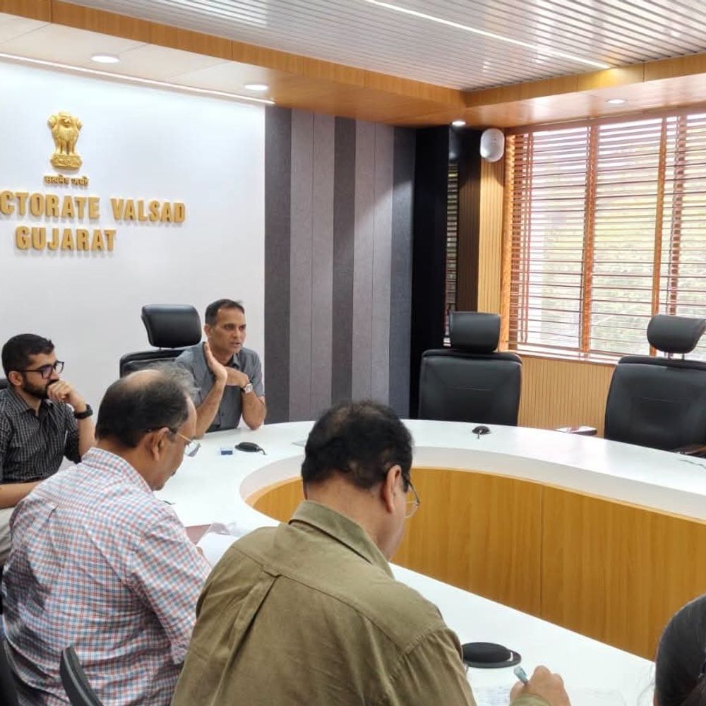 વલસાડમાં તમાકુ નિયંત્રણ હેઠળ 3 મહિનામાં 377 કેસ:62,140 રૂપિયાનો દંડ વસૂલાયો, જાહેરમાં ધુમ્રપાન કરનાર સામે કડક કાર્યવાહીની કલેક્ટરની તાકીદ