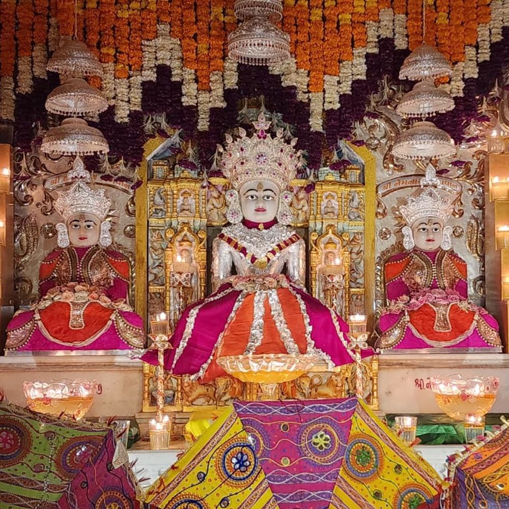 જામનગરના જૈન દેરાસરમાં ભવ્ય આંગી અને રોશની:પર્યુષણ પર્વના બીજા દિવસે ઓશવાળ કોલોની-2 ખાતે ભવ્ય આંગી તથા ભાવનાનું આયોજન