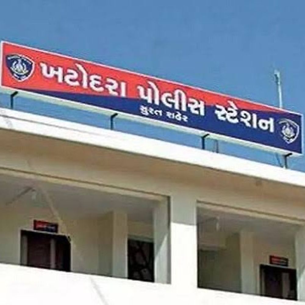 માસૂમ બાળકીની તબિયત લથડતાં ભાંડો ફૂટ્યો:ભટારમાં 9 વર્ષની બાળકી પર 45 વર્ષીય આધેડે આચરેલા દુષ્કર્મ કેસમાં ગુનો દાખલ, માતા-પિતા મજૂરીએ ગયા'ને પાડોશીએ દાનત બગાડી