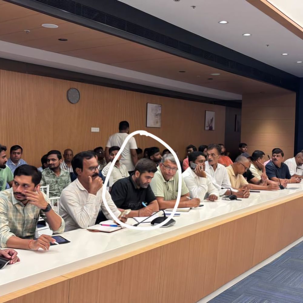 નવસારી મનપાની બેઠકમાં મેયરના ખાસ સાહિલ પટેલની હાજરીથી વિવાદ:PAએ પૂર રાહતનું કામ હોવાનો ખુલાસો કર્યો