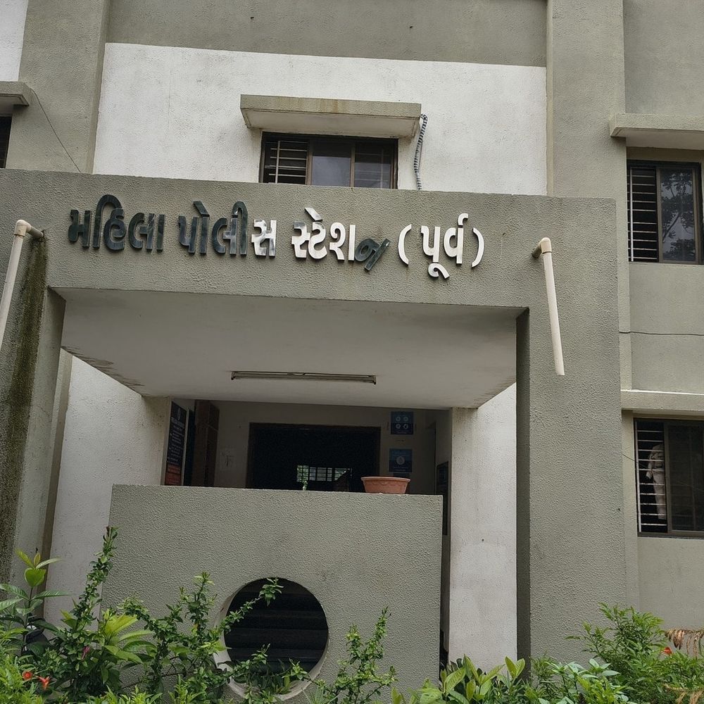 મુંબઇના નર્સિંસ બ્યુરોના સંચાલકે પત્નીને ઘરમાંથી કાઢી મૂકી:ચારિત્ર્ય પર શંકા કરી ત્રાસ ગુજાર્યો, પતિના અનેક યુવતીઓ સાથે આડા સંબંધના આક્ષેપો; ચાંદખેડામાં ફરિયાદ