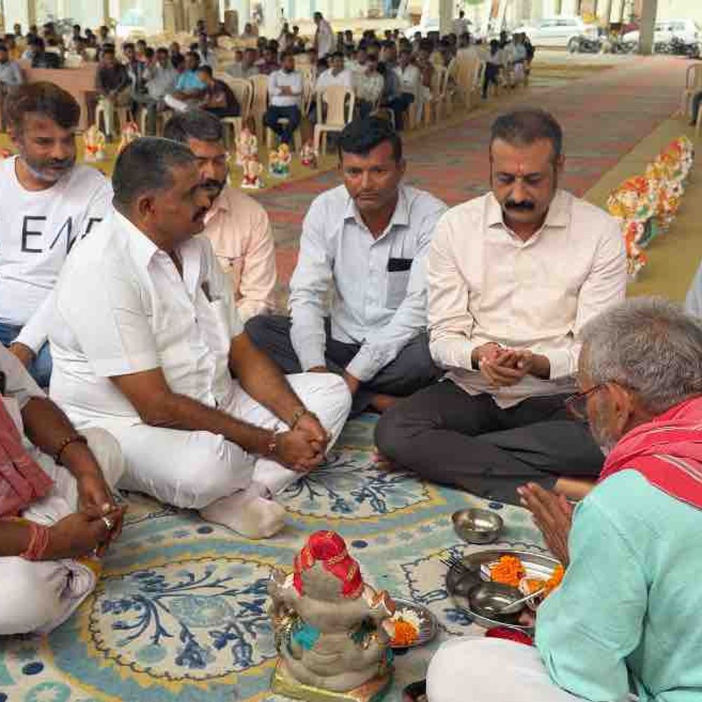 રાજુલા માર્કેટિંગ યાર્ડમાં ગણેશોત્સવ સાથે રાજકીય માહોલ:ધારાસભ્ય હીરા સોલંકી અને પૂર્વ ધારાસભ્ય અંબરીષ ડેર જોડાયા, એકે POP અને બીજાએ ઇકો ફ્રેન્ડલી મૂર્તિઓ વહેંચી