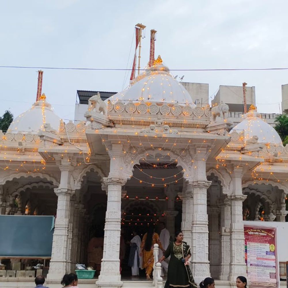 જામનગર પેલેસ જૈન દેરાસરમાં મહાવીર સ્વામીને સોનાની આંગી:પર્યુષણ પર્વના પાંચમા દિવસે ફૂલો અને દીવાની રોશનીથી દેરાસર ઝગમગી ઉઠ્યું