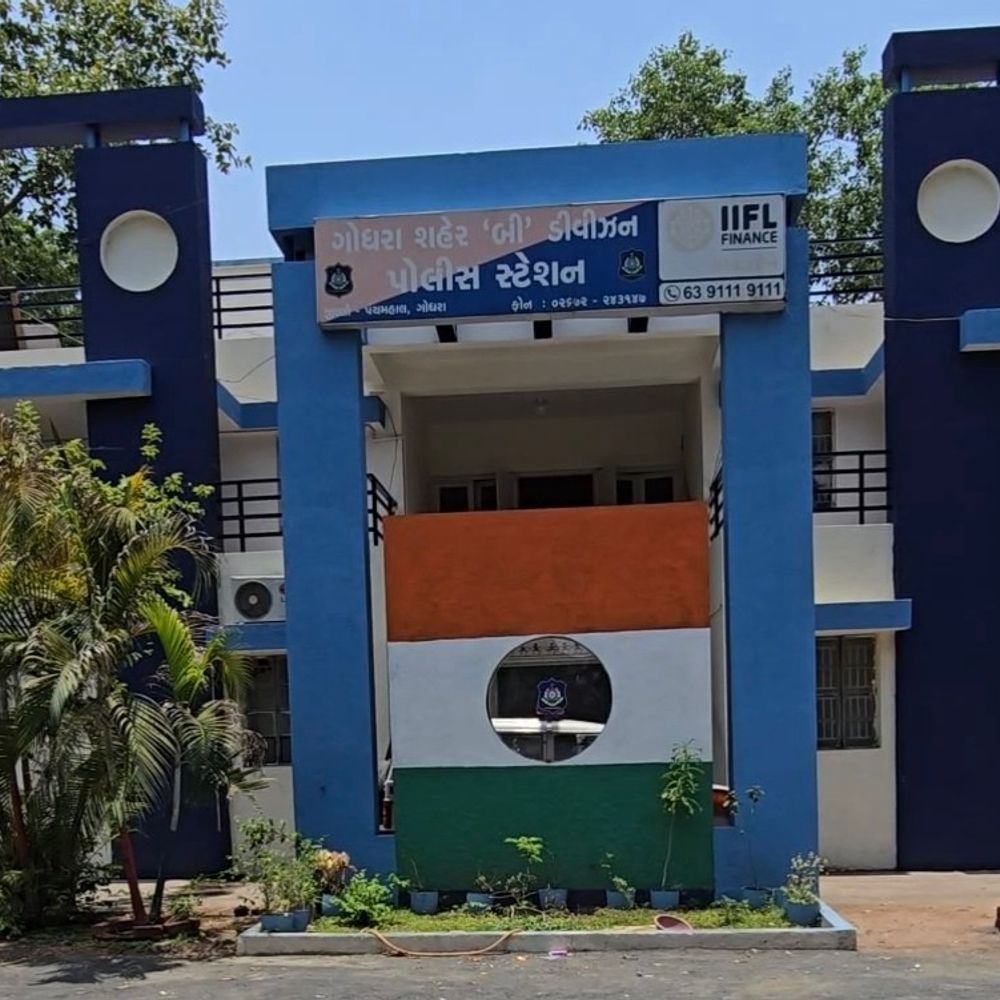 ગોધરામાં સાયબર ફ્રોડ અને મારામારીના 4 બનાવો:બે સાયબર ફ્રોડમાં ₹1.98 લાખની છેતરપિંડી, પિતા-પુત્ર પર હુમલો; 2 પક્ષો વચ્ચે મારામારી